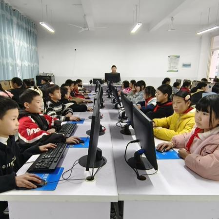Kuidas andis Jiangsu Jutiani Sun Haiqing kodulinna haridusele arvutiannetuste kaudu?